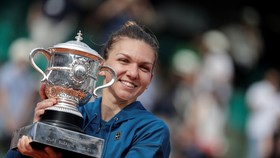 Simona Halep hạnh phúc với chiếc cúp vô địch Roland Garros