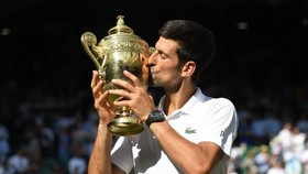 Novak Djokovic hôn chiếc cúp vô địch Wimbledon