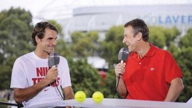 Roger Federer và Mats Wilander trong một buổi phỏng vấn trên truyền hình