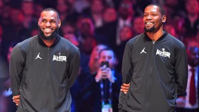 Kevin Durant (phải) rất ủng hộ quyết định chuyển đến LA Lakers của LeBron James