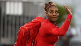 Serena giã biệt giải đấu tại Stanford sau trận thua nặng nề