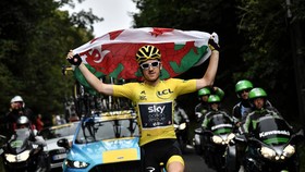 Geraint Thomas giương cao quốc kỳ xứ Wales sau khi thắng Áo vàng Tour de France
