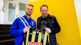 Leonid Slutsky bên cạnh một bản hợp đồng mới của Vitesse