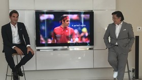 Federer (phải) trong buổi giới thiệu trang phục toàn đỏ của Uniqlo mà anh sẽ sử dụng ở US Open