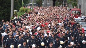 Hơn 10.000 CĐV Red Star trên đường phố Salzburg