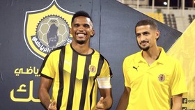 Samuel Eto'o (trái) ra mắt trong màu áo Qatar SC