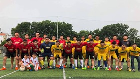 Đánh Không Đá FC (áo đỏ) và Chelsea Saigon All Stars trước trận đấu