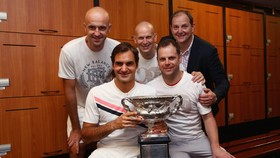 Tony Godsick (ngoài cùng bên phải) cùng với Federer và đội của anh