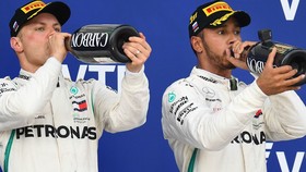 Lewis Hamilton (phải) và đồng đội Valtteri Bottas