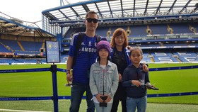 Anh Nguyễn Linh và gia đình ở sân Stamford Bridge