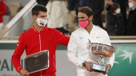 Djokovic (áo đỏ) thua tâm phục khẩu phục Nadal