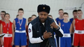 Roy Jones đang hướng dẫn kỹ năng xuất quyền cho các võ sĩ nghiệp dư của Nga