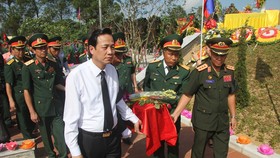 Bộ trưởng Bộ LĐ-TB&XH Đào Ngọc Dung cùng lãnh đạo Cục Chính sách Bộ Quốc phòng Lào đưa các liệt sĩ về nơi an nghỉ tại Nghĩa trang Liệt sĩ huyện Nghi Lộc
