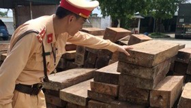 Gần 11m3 gỗ gụ lau xẻ được Trạm CSGT Quảng Xương phát hiện