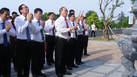 Đồng chí Bí thư Thành ủy TPHCM và đoàn công tác dâng hương tại Đền Chung Sơn