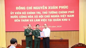 Thủ tướng Nguyễn Xuân Phúc thăm và làm việc tại Quân khu 4, tỉnh Nghệ An
