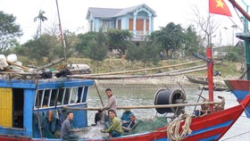 Thanh Hóa hỗ trợ máy dò cá giúp ngư dân vươn khơi