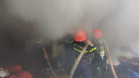 Nghệ An: Cảnh sát giải cứu 2 người thoát khỏi đám cháy nhà