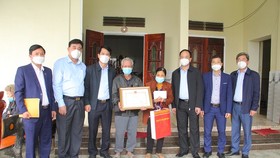Chủ tịch UBND tỉnh Thanh Hóa tặng Bằng khen cho anh Trung Văn Nam dũng cảm cứu cháu bé trong hỏa hoạn