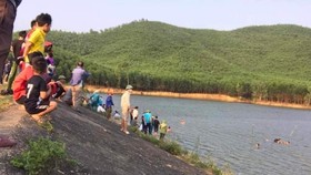 Nghệ An: Tắm hồ, 4 học sinh đuối nước thương tâm