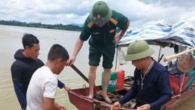 Nghệ An: Đánh cá trên sông, phát hiện quả bom 225kg