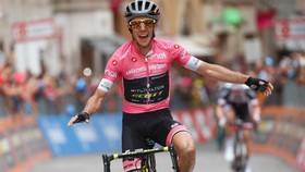 Simon Yates từng khoác Áo hồng ở Giro trong gần 2 tuần