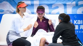 Sharapova an ủi tay vợt trẻ người Trung Quốc