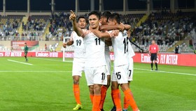 "Siêu tiền đạo" Sunil Chhetri ăn mừng cùng các đồng đội sau khi ghi bàn