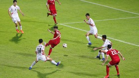Các cầu thủ CHDCND Triều Tiên (áo trắng) phòng thủ trước một pha tấn công của Lebanon