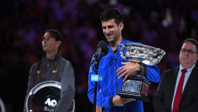 Novak Djokovic và chiếc cúp vô địch Australian Open 2019