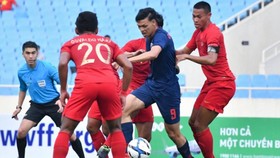 Supachai trước sự chăm sóc của các hầu vệ U23 Indonesia
