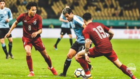 Lodeiro (Uruguay) đi bóng giữa 2 cầu thủ Thái Lan