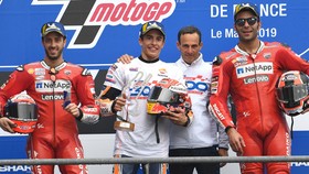 Marc Marquez (thứ 2 từ trái sang) ăn mừng chiến thắng