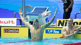 Dressel ăn mừng thành tích phá KLTG của Phelps