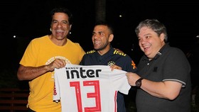 Dani Alves sẽ khoác áo Sao Paulo từ mùa này
