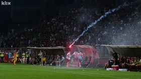 CĐV của FK Sarajevo ném pháo sáng xuống sân