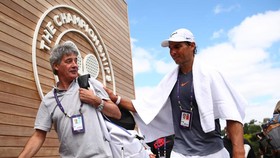 Nadal và bác sĩ riêng lâu năm Ruiz Cotorro