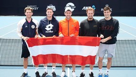 Thiem (ngoài cùng bên trái) đang tập trung cùng tuyển Áo ở ATP Cup 2020
