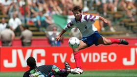 Salenko tung hoành trước tuyển Cameroon ở World Cup 1994