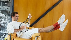 Federer đang cân nhắc đến sự nghiệp thi đấu, nhưng vừa đưa ra nhãn hiệu giày sneaker do chính anh thiết kế