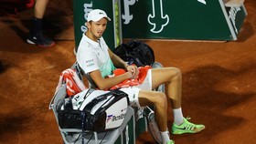 Medvedev thua trận thứ 4 liên tiếp ở vòng 1 của Roland Garros