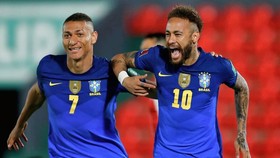 Neymar (phải) sẽ dẫn dắt tuyển Brazil ở kỳ Copa America lần này