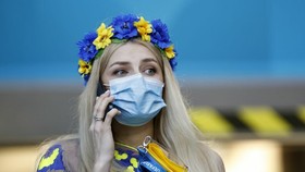 Đeo khẩu trang, nữ CĐV Ukraine vẫn phô bày nét xinh xắn