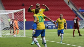 Barbosa ăn mừng cùng Neymar sau khi ghi bàn thắng thứ 3 cho Brazil