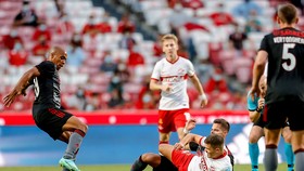 Spartak (trang phục đỏ - trắng) thất thủ trước Benfica