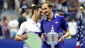 Medvedev giương cao chiếc cúp vô địch US Open bên cạnh Djokovic