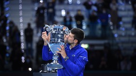 Djokovic hôn chiếc Cúp số 1 thế giới cuối mùa