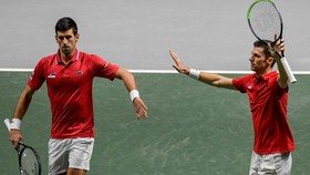 Djokovic (trái) gánh vác đại cuộc