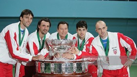 Nikola Pilic (giữa) vô địch Davis Cup cùng tuyển Croatia của những "hảo thủ xa xưa"
