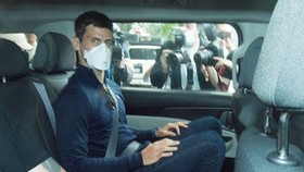 Djokovic bên ngoài Tòa án Liên bang